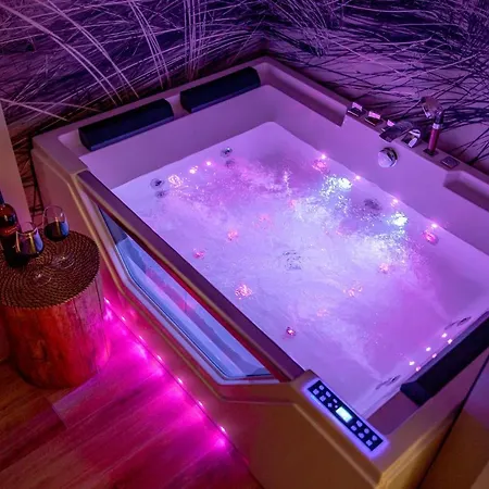Z Jacuzzi & Sauna Chillout Apartment